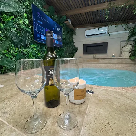 Nessa With A Private Jacuzzi Apartment *