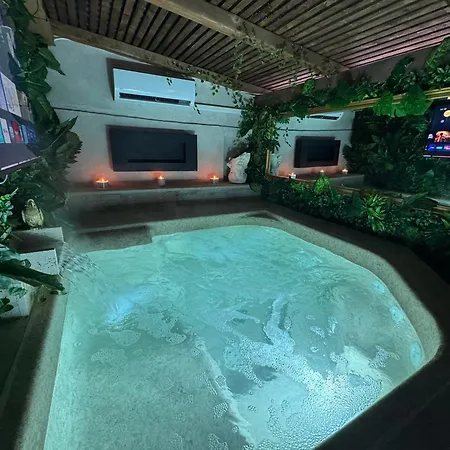 Nessa With A Private Jacuzzi Apartment *