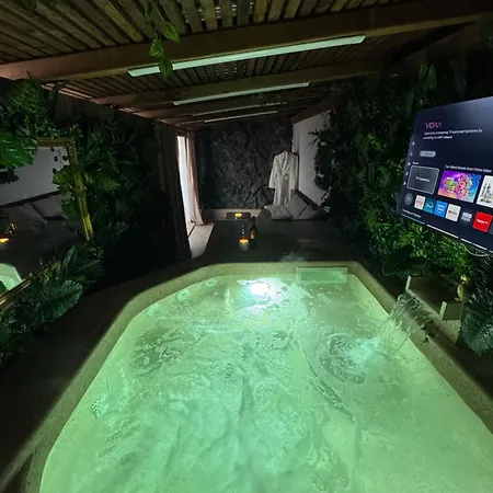 Nessa With A Private Jacuzzi Apartment