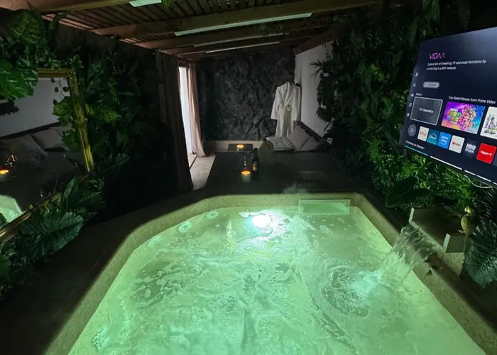 Nessa With A Private Jacuzzi Apartman