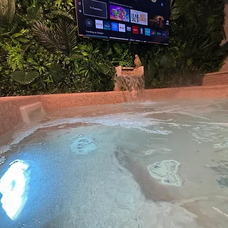 Nessa With A Private Jacuzzi קרק