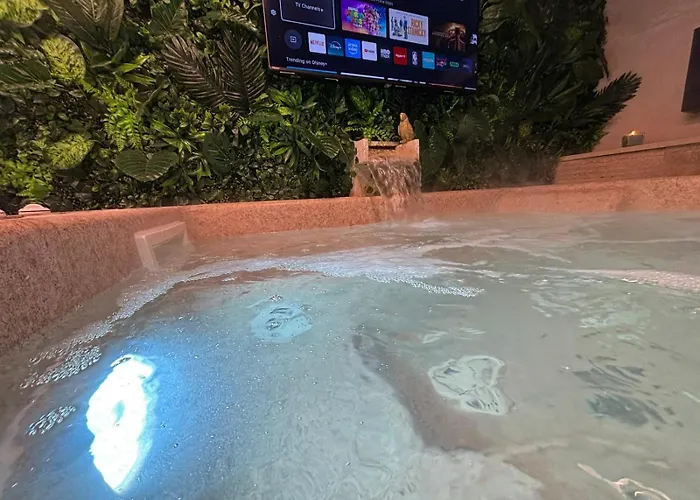 Nessa With A Private Jacuzzi קרק