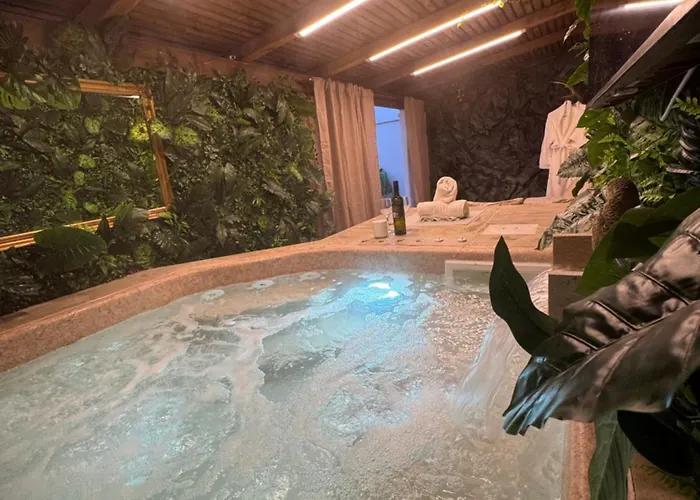 Nessa With A Private Jacuzzi קרק