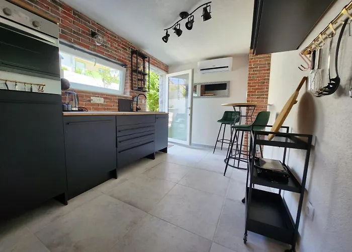 Nessa With A Private Jacuzzi דירה *